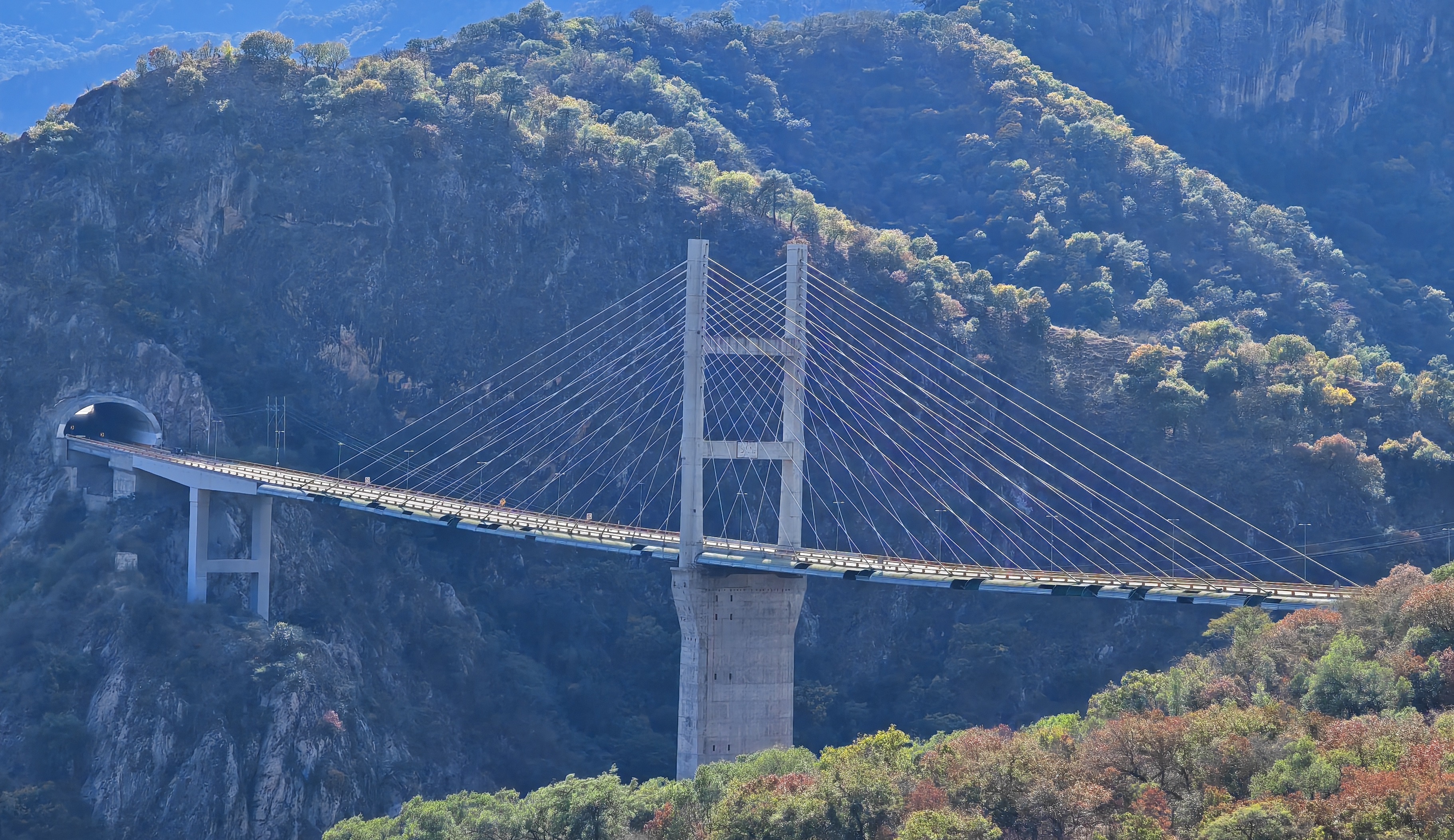 Vista desde lo alto de una montaña

Descripción generada automáticamente con confianza media